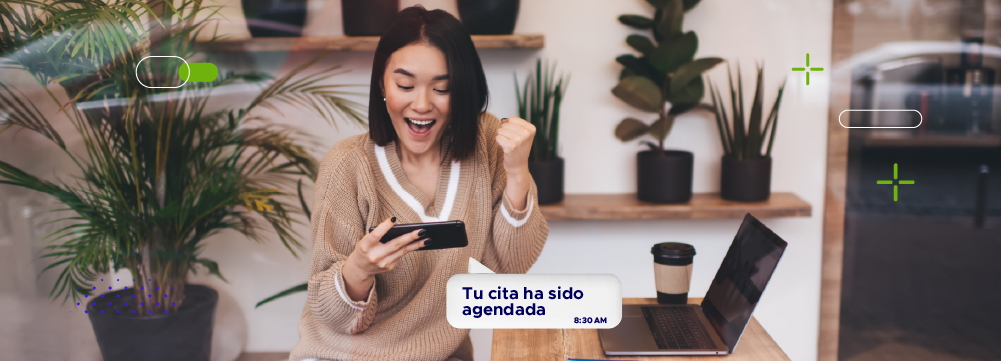 mujer celebra viendo su celular ya que logró reservar una cita