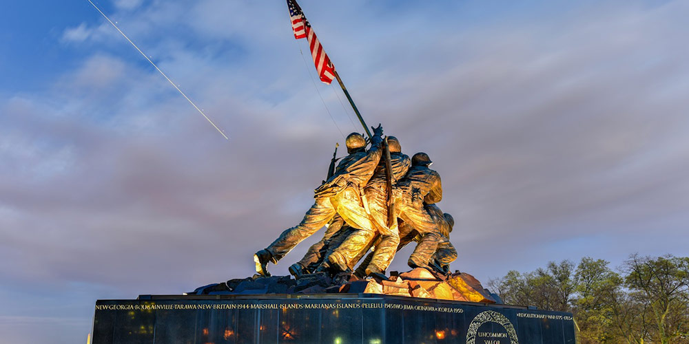 Fotografía del Memorial de Guerra del Cuerpo de Marines de Estados Unidos en un atardecer