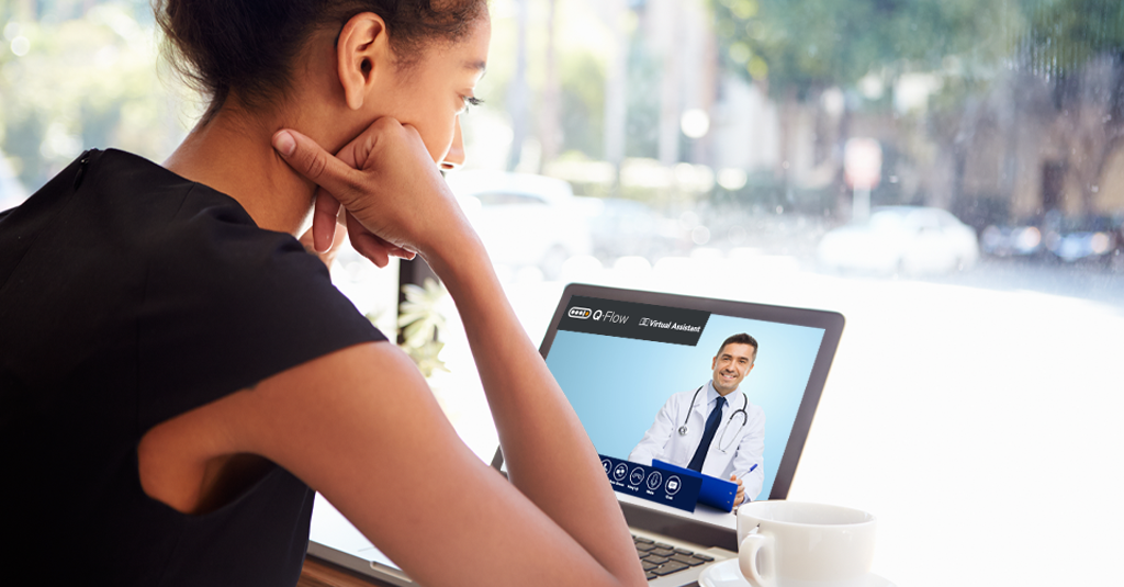 Mujer sentada frente a un computador realizando una videollamada con un doctor a través de la plataforma de ACF